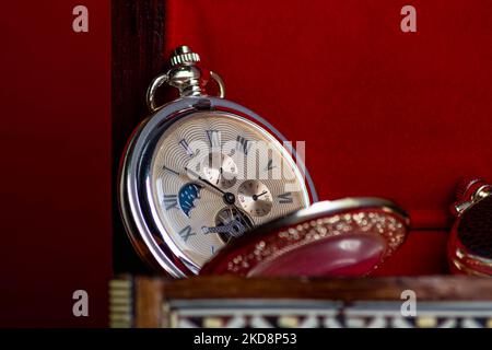 une montre de poche dans une boîte Banque D'Images