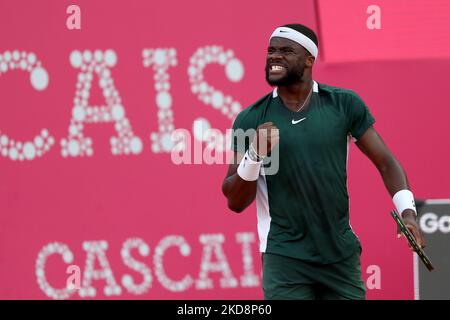 Frances Tiafoe des Etats-Unis célèbre un point sur Alejandro Davidovich Fokina de l'Espagne pendant le tournoi de tennis Open d'Estoril 250, au Clube de Tenis do Estoril à Cascais, Portugal, sur 29 avril 2022. (Photo par Pedro Fiúza/NurPhoto) Banque D'Images