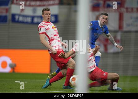 Ryan Kent du FC Rangers tire sur le but pendant le RB Leipzig contre le FC Rangers, la demi-finale de la ligue Europe de l'UEFA à la Red Bull Arena, Leipzig, Allemagne sur 28 avril 2022. (Photo par Ulrik Pedersen/NurPhoto) Banque D'Images