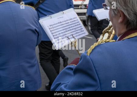 Selkirk, le vendredi 29 avril 2022. Selkirk Silver Band, joue le long de la rue High à Selkirk après qu'Adam Nichol, nommé Royal Burgh Standard Bearer pour 2022, soit porté en altitude dans les rues de Selkirk, par ses préposés qui le soutiront pendant la circonscription de Selkirk Common Riding 2022. Adam, 27 ans, originaire de Selkirk, Un Souter, portera le drapeau ou la norme du Royal Burgh de Selkirk, le vendredi 17th mai 2022. (Image Rob Gray) (photo de Rob Gray/NurPhoto) Banque D'Images