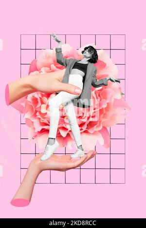 Image de collage vertical d'énormes bras tenir mini dancing fille noir blanc gamma peint fleur isolée sur fond créatif