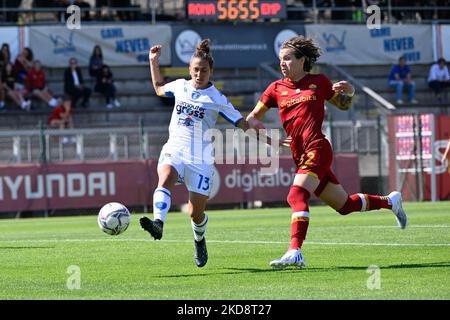 Elisabetta Oliviero (femmes Empoli) Elena Linari (FEMMES roms) lors du match de la coupe italienne des femmes 2021/22 entre LES FEMMES ROMA et les femmes Empoli au stade Tre Fontane du 30 avril 2022. (Photo de Fabrizio Corradetti/LiveMedia/NurPhoto) Banque D'Images