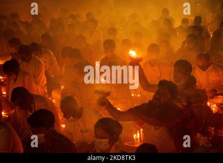 Narayanganj, Dhaka, Bangladesh. 5th novembre 2022. Des centaines de dévotés hindous se rassemblent devant le temple Ashram Shri Shri Loknath Brahmachari pour le Rakher Upobash, un festival religieux à jeun appelé 'Kartik Brati' à Narayanganj. (Image de crédit : © Joy Saha/ZUMA Press Wire) Banque D'Images