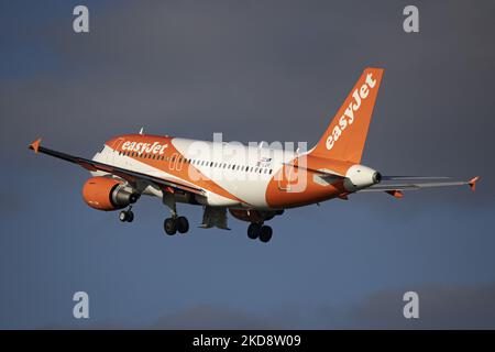 EasyJet Europe Airbus A319 tel qu'il est vu pendant le transport en taxi, faire tourner et retirer le vol en phase au départ de l'aéroport d'Amsterdam Schiphol. Le A319 a l'enregistrement OE-LQN. EasyJet est un groupe de compagnies aériennes britanniques multinational à bas prix dont le siège est situé à l'aéroport de Londres Luton, tandis qu'EasyJet Europe Airline GmbH est basée à Vienne en Autriche avec une flotte de 127 avions. L'industrie de l'aviation montre une reprise et une demande accrue après que les mesures de lutte contre la pandémie du coronavirus Covid-19 aient été assouplir dans le monde entier. Amsterdam, pays-Bas sur 27 avril 2022 (photo de Nicolas Economou/NurPhoto) Banque D'Images