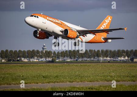 EasyJet Europe Airbus A319 tel qu'il est vu pendant le transport en taxi, faire tourner et retirer le vol en phase au départ de l'aéroport d'Amsterdam Schiphol. Le A319 a l'enregistrement OE-LQN. EasyJet est un groupe de compagnies aériennes britanniques multinational à bas prix dont le siège est situé à l'aéroport de Londres Luton, tandis qu'EasyJet Europe Airline GmbH est basée à Vienne en Autriche avec une flotte de 127 avions. L'industrie de l'aviation montre une reprise et une demande accrue après que les mesures de lutte contre la pandémie du coronavirus Covid-19 aient été assouplir dans le monde entier. Amsterdam, pays-Bas sur 27 avril 2022 (photo de Nicolas Economou/NurPhoto) Banque D'Images