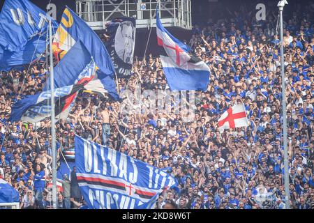 Supportes Sampdoria pendant le football italien série A match UC Sampdoria vs Gênes CFC sur 30 avril 2022 au stade Luigi Ferraris de Gênes, Italie (photo de Danilo Vigo/LiveMedia/NurPhoto) Banque D'Images