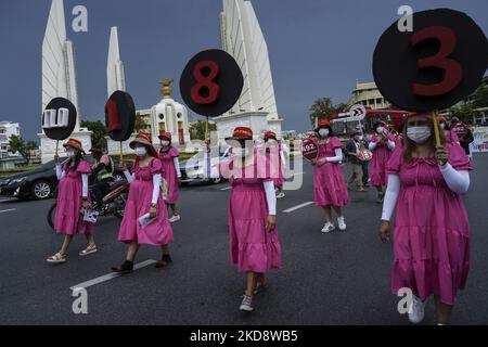 Les groupes de défense des droits des travailleurs thaïlandais et migrants et les syndicats d'entreprises d'État marchent pour les droits du travail devant le monument de la démocratie lors d'un défilé de la Journée des travailleurs à Bangkok, Thaïlande, 01 mai 2022. (Photo par Anusak Laowilas/NurPhoto) Banque D'Images