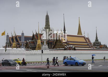 Touristes en route pour visiter le Temple du Bouddha d'Émeraude à Bangkok, Thaïlande, 01 mai 2022. Thaïlande permettre aux touristes vaccinés d'entrer dans le pays et de supprimer toutes les restrictions d'entrée de COVID-19 dans une tentative de stimuler l'industrie touristique. (Photo par Anusak Laowilas/NurPhoto) Banque D'Images