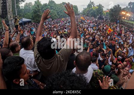 Sajith Premadasa, chef de l'opposition sri-lankaise, reconnaît les partisans lors du rassemblement organisé le jour de mai par le parti Samagi Jana Balawegaya à Colombo, au Sri Lanka. 01 mai 2022. (Photo de Thharaka Basnayaka/NurPhoto) Banque D'Images