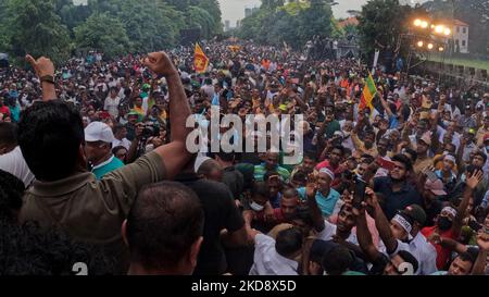 Sajith Premadasa, chef de l'opposition sri-lankaise, reconnaît les partisans lors du rassemblement organisé le jour de mai par le parti Samagi Jana Balawegaya à Colombo, au Sri Lanka. 01 mai 2022. (Photo de Thharaka Basnayaka/NurPhoto) Banque D'Images