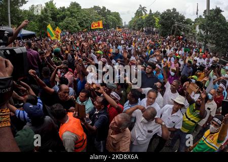 Sajith Premadasa, chef de l'opposition sri-lankaise (invisible), reconnaît que ses partisans réagissent lors du rassemblement organisé le jour de mai par le parti Samagi Jana Balawegaya à Colombo, au Sri Lanka. 01 mai 2022. (Photo de Thharaka Basnayaka/NurPhoto) Banque D'Images