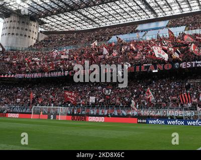 Le public pendant la série Un match entre Milan et Fiorentina, à Milan, sur 1 mai 2022 (photo de Loris Roselli/NurPhoto) Banque D'Images