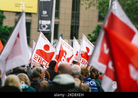 Des centaines de manifestants du syndicat DGB participent à la marche de démonstration de la fête du travail à Düsseldorf, en Allemagne, sur 1 mai 2022 (photo de Ying Tang/NurPhoto) Banque D'Images