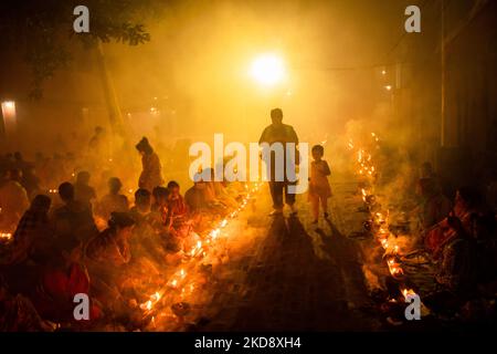 Narayanganj, Dhaka, Bangladesh. 5th novembre 2022. Des centaines de dévotés hindous se rassemblent devant le temple Ashram Shri Shri Loknath Brahmachari pour l'Upobash de Rakher, un festival religieux à jeun appelé ''Kartik Brati'' à Narayanganj. (Image de crédit : © Joy Saha/ZUMA Press Wire) Banque D'Images