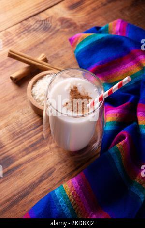 Agua de Horchata. Aussi connu sous le nom de horchata de arroz, il est l'une des eaux fraîches traditionnelles au Mexique, il est fait avec du riz et de la cannelle. Banque D'Images