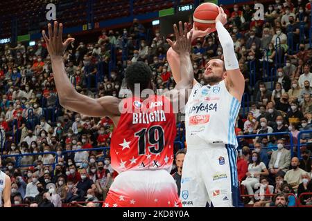 Alessandro Gentile (Happy Casa Brindisi) contrecarré par Paul Biligha (AX Armani Exchange Olimpia Milano) pendant le championnat italien de basket-ball A Serie Championship A X Armani Exchange Milano vs Happy Casa Brindisi sur 01 mai 2022 au Forum de Mediolanum à Milan, Italie (photo de Savino Paolella/LiveMedia/NurPhoto) Banque D'Images