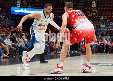 Alessandro Gentile (Happy Casa Brindisi) contrecarré par Kaleb Tarczewski (AX Armani Exchange Olimpia Milano) pendant le championnat italien de basket-ball A Serie Championship A X Armani Exchange Milano contre Happy Casa Brindisi sur 01 mai 2022 au Forum de Mediolanum à Milan, Italie (photo de Savino Paolella/LiveMedia/NurPhoto) Banque D'Images