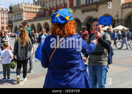 Une femme distribue des drapeaux de l'UE sur la place principale lors de la célébration de 18 ans d'adhésion de la Pologne à l'Union européenne. Cracovie, Pologne sur 1 mai 2022. (Photo de Beata Zawrzel/NurPhoto) Banque D'Images