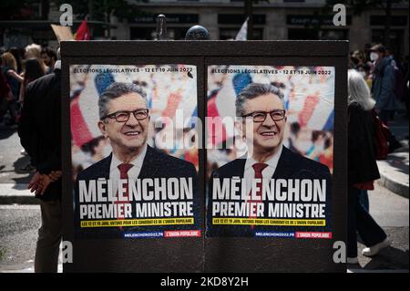 Les affiches de campagne pour l'élection législative de juin 2022 demandant à Jean-Luc Melenson (LFI) de se faire Premier ministre sont collées le long de la route lors de la traditionnelle manifestation de la fête du travail à Paris, en mai, marquant la Journée internationale du travail, à partir de la place de la République à Paris, 1 mai 2022. (Photo de Samuel Boivin/NurPhoto) Banque D'Images