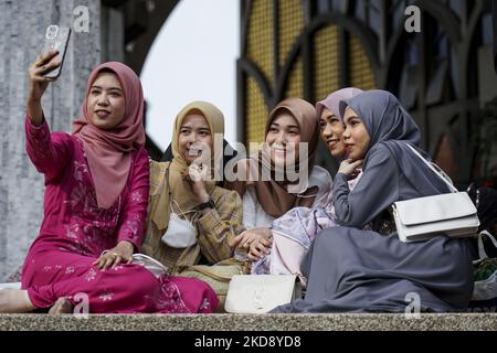 Les musulmans thaïlandais célèbrent Eid al-Fitr, le festival musulman marquant la fin du Saint mois de jeûne du Ramadan, au Centre islamique thaïlandais de Bangkok, Thaïlande, 02 mai 2022. (Photo par Anusak Laowilas/NurPhoto) Banque D'Images