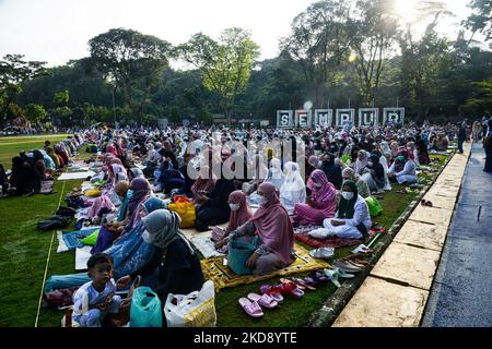 Les musulmans indonésiens assistent aux prières d'Eid al-Fitr, marquant la fin du mois sacré du Ramadan dans un parc à Bogor, Java-Ouest, Indonésie sur 2 mai 2022. (Photo par Adriana Adie/NurPhoto) Banque D'Images