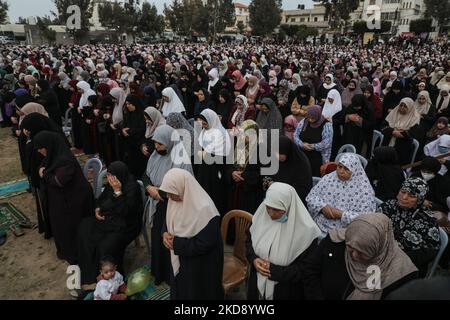 Les musulmans palestiniens font des prières matinales pour célébrer Eid al-Fitr, marquant la fin du Saint mois de jeûne du Ramadan dans la ville de Gaza, sur 2 mai 2022. (Photo de Majdi Fathi/NurPhoto) Banque D'Images