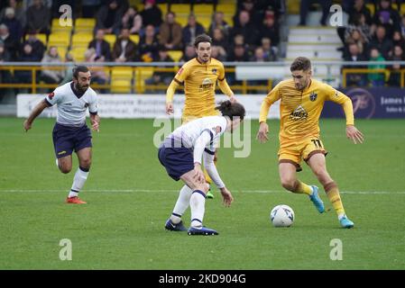 Sutton United's Wvolonté Randall (à droite) contrôle le ballon lors du premier match de la coupe Emirates FA au stade communautaire VBS, Sutton. Date de la photo: Samedi 5 novembre 2022. Banque D'Images