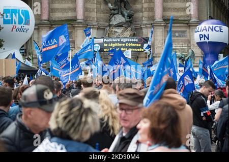 Des membres des syndicats de police manifestent à Paris sur 2 mai 2022 pour protester contre l'inculpation pour 'homicide volontaire' de l'officier de police français qui a tué deux hommes qui auraient forcé un point de contrôle sur le pont-neuf à Paris sur 24 avril 2022. L'appel pour le rassemblement a été lancé par le syndicat Alliance police nationale, auquel ont participé le syndicat des officiers de la Synergie et la police de l'UNSA. (Photo de Samuel Boivin/NurPhoto) Banque D'Images