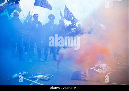 Des policiers se tiennent derrière un nuage de fumée bleue et orange lors d'une manifestation policière à Paris sur 2 mai 2022 pour protester contre l'inculpation pour « homicide involontaire coupable » de l'officier de police français qui aurait tué deux hommes qui auraient forcé un point de contrôle sur le pont-neuf à Paris sur 24 avril, 2022. L'appel pour le rassemblement a été lancé par le syndicat Alliance police nationale, auquel ont participé le syndicat des officiers de la Synergie et la police de l'UNSA. (Photo de Samuel Boivin/NurPhoto) Banque D'Images