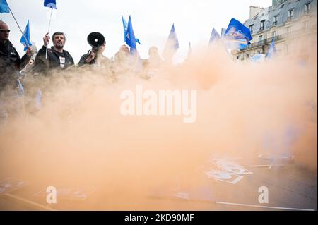 Des policiers se tiennent derrière un nuage de fumée bleue et orange lors d'une manifestation policière à Paris sur 2 mai 2022 pour protester contre l'inculpation pour « homicide involontaire coupable » de l'officier de police français qui aurait tué deux hommes qui auraient forcé un point de contrôle sur le pont-neuf à Paris sur 24 avril, 2022. L'appel pour le rassemblement a été lancé par le syndicat Alliance police nationale, auquel ont participé le syndicat des officiers de la Synergie et la police de l'UNSA. (Photo de Samuel Boivin/NurPhoto) Banque D'Images