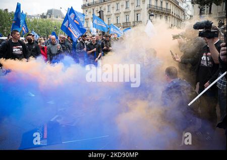 Des policiers se tiennent derrière un nuage de fumée bleue et orange lors d'une manifestation policière à Paris sur 2 mai 2022 pour protester contre l'inculpation pour « homicide involontaire coupable » de l'officier de police français qui aurait tué deux hommes qui auraient forcé un point de contrôle sur le pont-neuf à Paris sur 24 avril, 2022. L'appel pour le rassemblement a été lancé par le syndicat Alliance police nationale, auquel ont participé le syndicat des officiers de la Synergie et la police de l'UNSA. (Photo de Samuel Boivin/NurPhoto) Banque D'Images