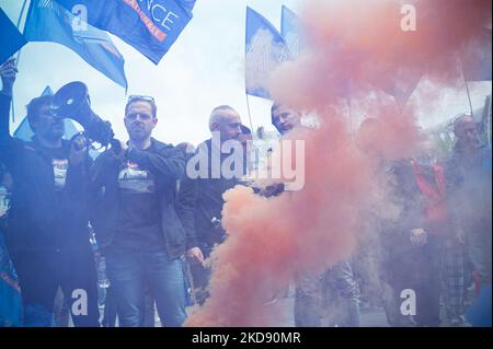 Des policiers se tiennent derrière un nuage de fumée bleue et orange lors d'une manifestation policière à Paris sur 2 mai 2022 pour protester contre l'inculpation pour « homicide involontaire coupable » de l'officier de police français qui aurait tué deux hommes qui auraient forcé un point de contrôle sur le pont-neuf à Paris sur 24 avril, 2022. L'appel pour le rassemblement a été lancé par le syndicat Alliance police nationale, auquel ont participé le syndicat des officiers de la Synergie et la police de l'UNSA. (Photo de Samuel Boivin/NurPhoto) Banque D'Images