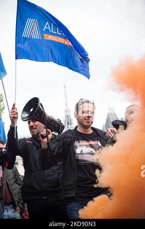 Des policiers se tiennent derrière un nuage de fumée bleue et orange lors d'une manifestation policière à Paris sur 2 mai 2022 pour protester contre l'inculpation pour « homicide involontaire coupable » de l'officier de police français qui aurait tué deux hommes qui auraient forcé un point de contrôle sur le pont-neuf à Paris sur 24 avril, 2022. L'appel pour le rassemblement a été lancé par le syndicat Alliance police nationale, auquel ont participé le syndicat des officiers de la Synergie et la police de l'UNSA. (Photo de Samuel Boivin/NurPhoto) Banque D'Images