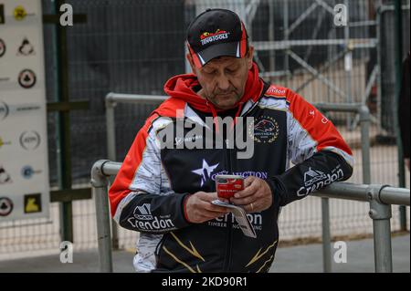 Rob Lyon, chef d'équipe de Peterborough Crendon Panthers, planifie ses tactiques alors que les Panthers sont battus par les As lors du match SGB Premiership entre Belle vue Aces et Peterborough au National Speedway Stadium de Manchester, le lundi 2nd mai 2022. (Photo de Ian Charles/MI News/NurPhoto) Banque D'Images