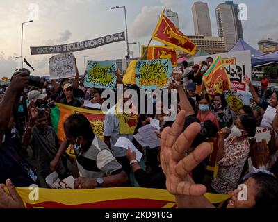 Les Sri Lankais ont crié des slogans en signe de protestation devant le bureau du président Gotabaya Rajapaksa à Colombo, au Sri Lanka, le 02 mai 2022. Le Parlement du Sri Lanka devrait se réunir mercredi dans une session qui pourrait voir une motion de censure déposée contre le Premier ministre Mahinda Rajapaksa. (Photo de Thharaka Basnayaka/NurPhoto) Banque D'Images