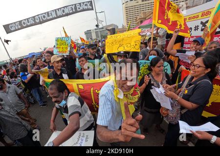 Les Sri Lankais ont crié des slogans en signe de protestation devant le bureau du président Gotabaya Rajapaksa à Colombo, au Sri Lanka, le 02 mai 2022. Le Parlement du Sri Lanka devrait se réunir mercredi dans une session qui pourrait voir une motion de censure déposée contre le Premier ministre Mahinda Rajapaksa. (Photo de Thharaka Basnayaka/NurPhoto) Banque D'Images