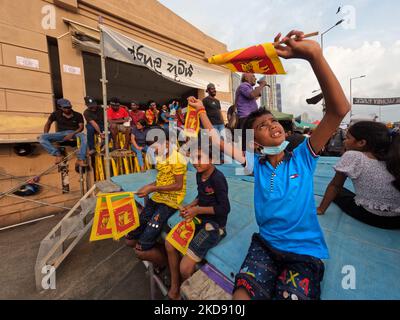 Des enfants sri-lankais regardent pendant une manifestation devant le bureau du président Gotabaya Rajapaksa à Colombo, Sri Lanka, le 02 mai 2022. Le Parlement du Sri Lanka devrait se réunir mercredi dans une session qui pourrait voir une motion de censure déposée contre le Premier ministre Mahinda Rajapaksa. (Photo de Thharaka Basnayaka/NurPhoto) Banque D'Images