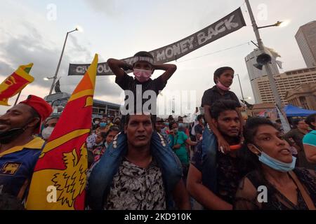 Des enfants sri-lankais regardent pendant une manifestation devant le bureau du président Gotabaya Rajapaksa à Colombo, Sri Lanka, le 02 mai 2022. Le Parlement du Sri Lanka devrait se réunir mercredi dans une session qui pourrait voir une motion de censure déposée contre le Premier ministre Mahinda Rajapaksa. (Photo de Thharaka Basnayaka/NurPhoto) Banque D'Images