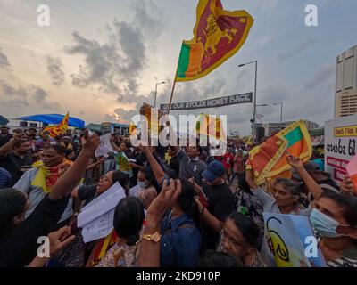 Les Sri Lankais ont crié des slogans en signe de protestation devant le bureau du président Gotabaya Rajapaksa à Colombo, au Sri Lanka, le 02 mai 2022. Le Parlement du Sri Lanka devrait se réunir mercredi dans une session qui pourrait voir une motion de censure déposée contre le Premier ministre Mahinda Rajapaksa. (Photo de Thharaka Basnayaka/NurPhoto) Banque D'Images