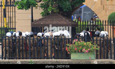 Des policiers sri-lankais sont vus à l'intérieur du bureau du président Gotabaya Rajapaksa à Colombo, au Sri Lanka, du 02 au 24 mai 2022. Le Parlement du Sri Lanka devrait se réunir mercredi dans une session qui pourrait voir une motion de censure déposée contre le Premier ministre Mahinda Rajapaksa. (Photo de Thharaka Basnayaka/NurPhoto) Banque D'Images