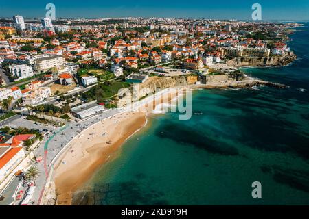 Vue aérienne de la promenade piétonne d'Estoril avec la plage PoCA visible, région de Lisbonne, Portugal Banque D'Images