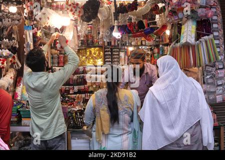 Les gens vérifient les bijoux à la veille de l'Eid ul Fitr à Srinagar Indian administré Cachemire 02 mai 2022. (Photo de Muzamil Mattoo/NurPhoto) Banque D'Images