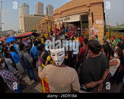 Les Sri Lankais ont crié des slogans en signe de protestation devant le bureau du président Gotabaya Rajapaksa à Colombo, au Sri Lanka, le 02 mai 2022. Le Parlement du Sri Lanka devrait se réunir mercredi dans une session qui pourrait voir une motion de censure déposée contre le Premier ministre Mahinda Rajapaksa. (Photo de Thharaka Basnayaka/NurPhoto) Banque D'Images