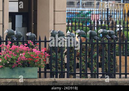 Des policiers de la STF sri lankaise sont vus dans le bureau du président Gotabaya Rajapaksa à Colombo, Sri Lanka 02 mai 2022. Le Parlement du Sri Lanka devrait se réunir mercredi dans une session qui pourrait voir une motion de censure déposée contre le Premier ministre Mahinda Rajapaksa. (Photo de Thharaka Basnayaka/NurPhoto) Banque D'Images