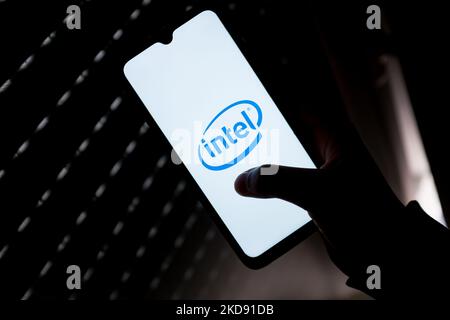 Sur cette photo, un logo Intel apparaît sur l'écran d'un smartphone à Athènes, en Grèce, sur 2 mai 2022. (Photo d'illustration par Nikolas Kokovlis/NurPhoto) Banque D'Images