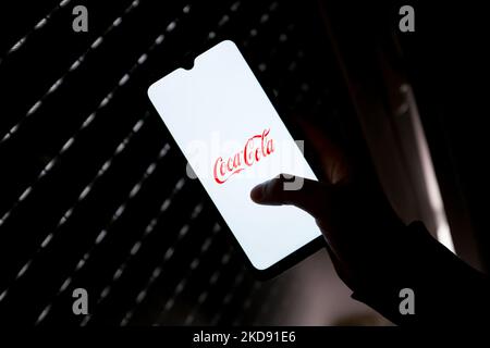 Sur cette photo, un logo Coca-Cola apparaît sur l'écran d'un smartphone à Athènes, en Grèce, sur 2 mai 2022. (Photo d'illustration par Nikolas Kokovlis/NurPhoto) Banque D'Images