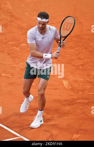 Grigor Dimitrov de bulgarie joue lors de leur première partie contre Maxime Cressy des Etats-Unis le cinquième jour de l'ouverture de Mutua Madrid à la Caja Magica sur 02 mai 2022 à Madrid, Espagne. (Photo par Oscar Gonzalez/NurPhoto) Banque D'Images