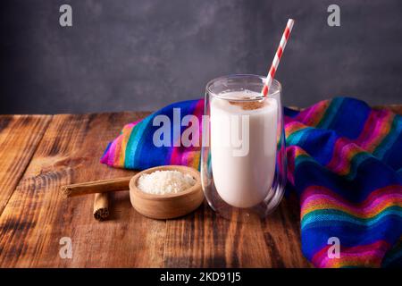 Agua de Horchata. Aussi connu sous le nom de horchata de arroz, il est l'une des eaux fraîches traditionnelles au Mexique, il est fait avec du riz et de la cannelle. Banque D'Images