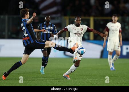 Lassana Coulibaly (USA Salernitana 1919) et Giorgio Scalvini (Atalanta BC) se disputent le ballon lors du match de football italien Serie A Match Atalanta BC contre US Salernitana on 02 mai 2022 au stade Gewiss de Bergamo, Italie (photo de Francesco Scaccianoce/LiveMedia/NurPhoto) Banque D'Images