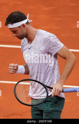 Grigor Dimitrov de bulgarie joue lors de leur première partie contre Maxime Cressy des Etats-Unis le cinquième jour de l'ouverture de Mutua Madrid à la Caja Magica sur 02 mai 2022 à Madrid, Espagne. (Photo par Oscar Gonzalez/NurPhoto) Banque D'Images